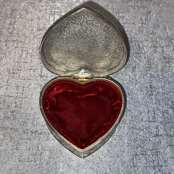 Vintage Sheridan Silver Plated Heart Shaped Trinket Box With A Cat And Flower - Picture 4 of 7